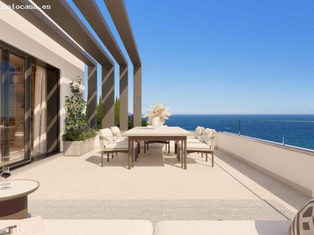 Vivienda unifamiliar de 3 dormitorios frente al mar en Vélez Málaga Costa, piscina comunitaria y gar