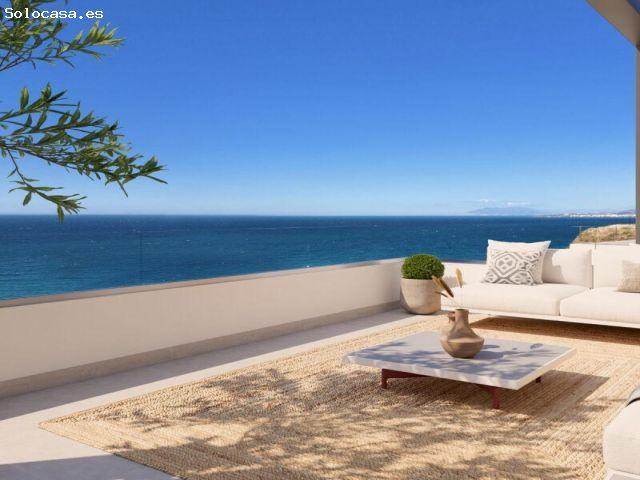 Vivienda unifamiliar de 3 dormitorios frente al mar en Vélez Málaga Costa, piscina comunitaria y gar