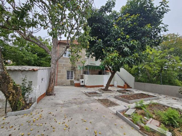 vivienda unifamiliar de piedra en Vigo con parcela disfruta de todos los servicios a pie de calle y con la privacidad de un chalet