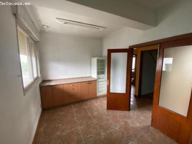 Vivienda unifamiliar en o Rosal con nave industrial