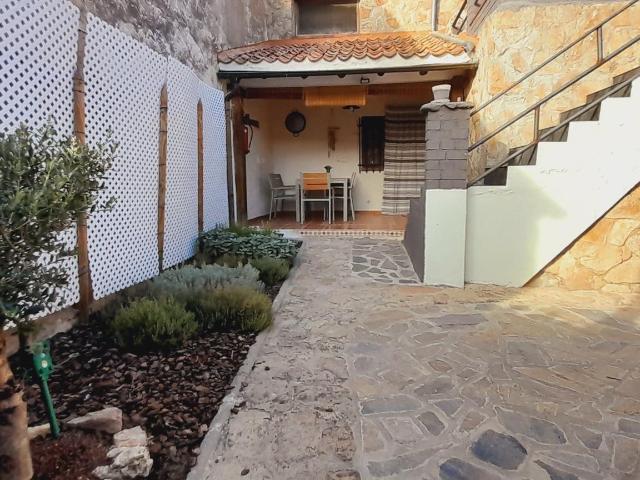 VIVIENDA UNIFAMILIAR EN SOTOSALBOS, REFORMADA ÍNTEGRAMENTE CONSTRUIDA EN MAMPOSTERÍA DE PIEDRA DE GRANITO CON TRES DORMITORIOS