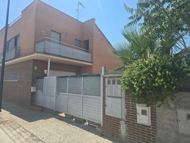 Vivienda unifamiliar pareada de 222m2 útiles con GARAJE, BODEGA, TERRAZAS Y JARDIN! Distribuida en cuatro dormitorios, tres baños, salón y cocina