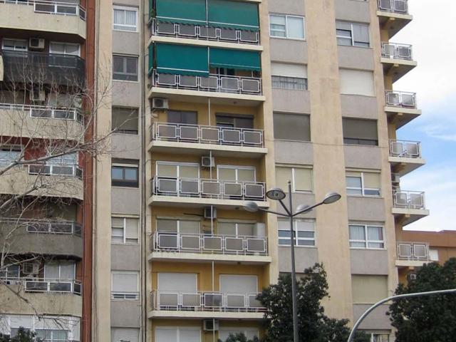 Vivienda vacía de muebles y electrodomesticos con amplio balcon
