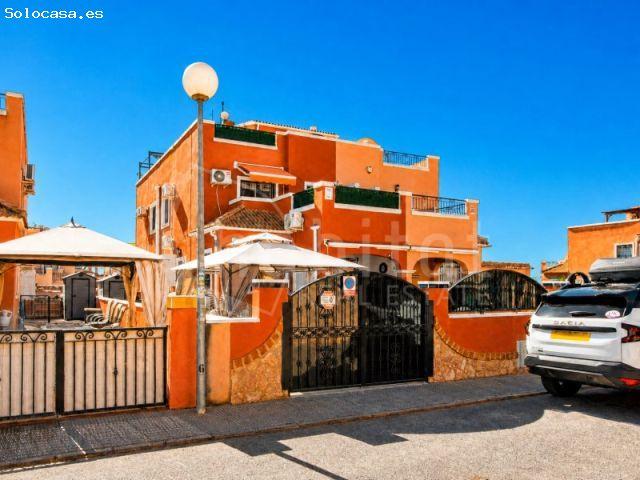 Vivienda adosada con jardín, plaza de aparcamiento, solárium y piscina