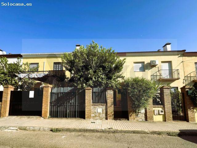 Vivienda adosada de 4 estancias, terraza y amplio sótano garaje en Mairena del