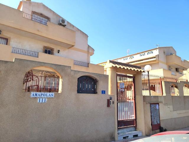 Vivienda adosada espaciosa, 3 dormitorios, 3 baños, garaje cerrado con trastero y piscina comunitaria, en Playa Flamenca