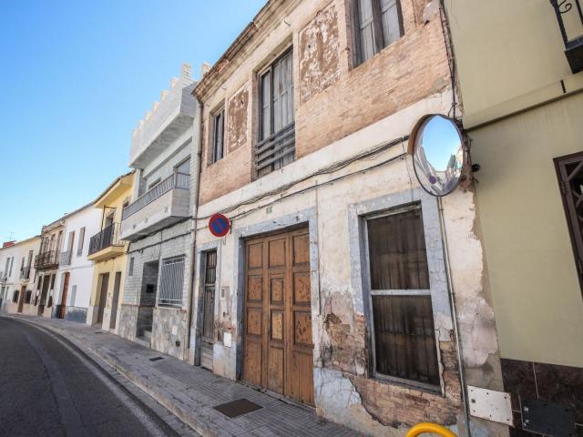 Vivienda Almacen para reformar en a carretera principal de e
