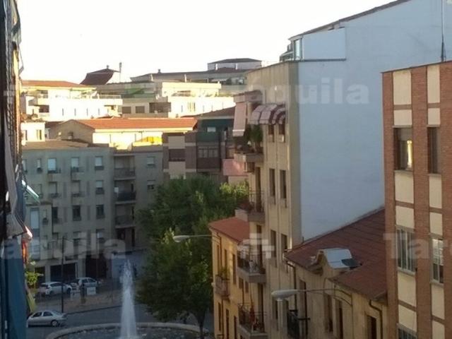 VIVIENDA AMPLIA DE CUATRO DORMITORIOS EN LA PLAZA OESTE