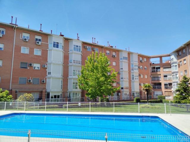 Vivienda amplia y amueblada, con ascensor, piscina y garaje