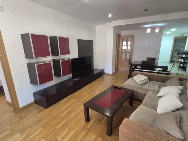 Vivienda amueblada con dos dormitorios y dos baños. Garaje y trastero