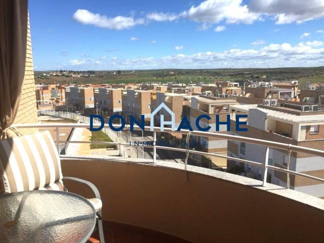 Vivienda amueblada con piscina, garaje y trastero en la zona de Salesianos