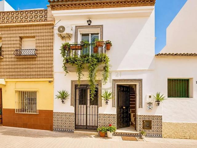 VIVIENDA BIFAMILIAR COMPLETAMENTE REFORMADA EN TORRE DEL MAR