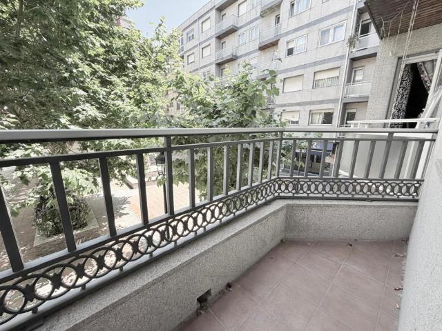 Vivienda completamente reformada mediante una cuidada actualización integral, ejecutada con materiales de elevada calidad y criterios orientados al confort, la eficiencia y la durabilidad