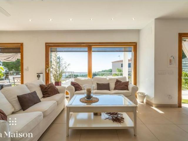 Vivienda contemporánea con vistas al mar y la montaña en el Maresme