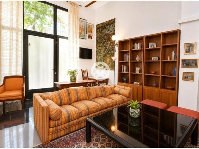 Vivienda con carácter, techos altos y acceso directo desde la calle en Galvany