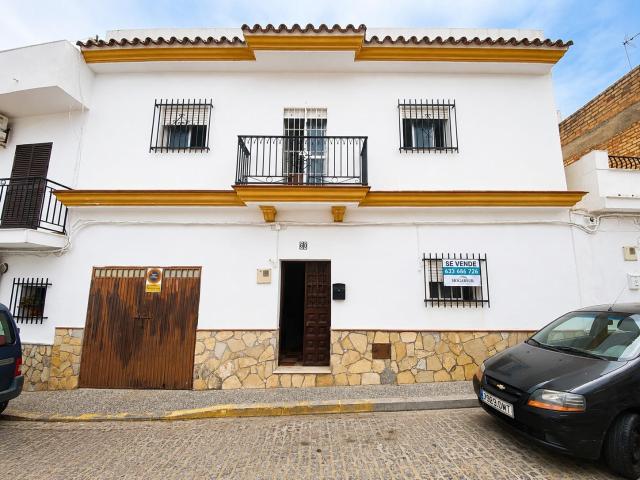 Vivienda con garaje, 3 dormitorios y amplia azotea en Paterna de Rivera