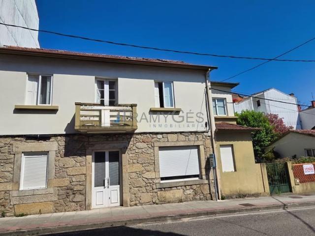 Vivienda con dos casas sobre parcela urbana de 584 m² en pleno centro de Tomiño