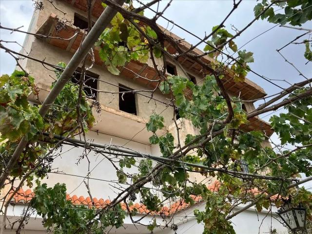 Vivienda con jardín y edificio con gran potencial para proyecto turístico