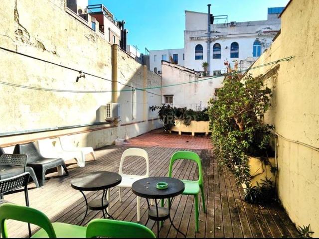 Vivienda con licencia turística y terraza privada en venta en El Raval – Barcelona