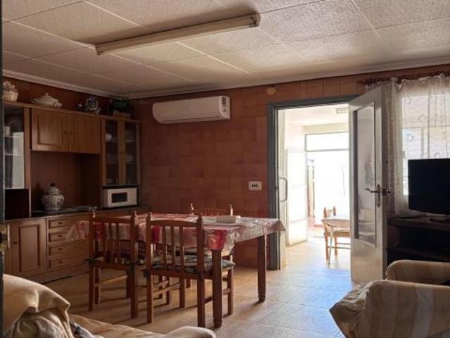 Vivienda con patio, chimenea y porche en zona tranquila