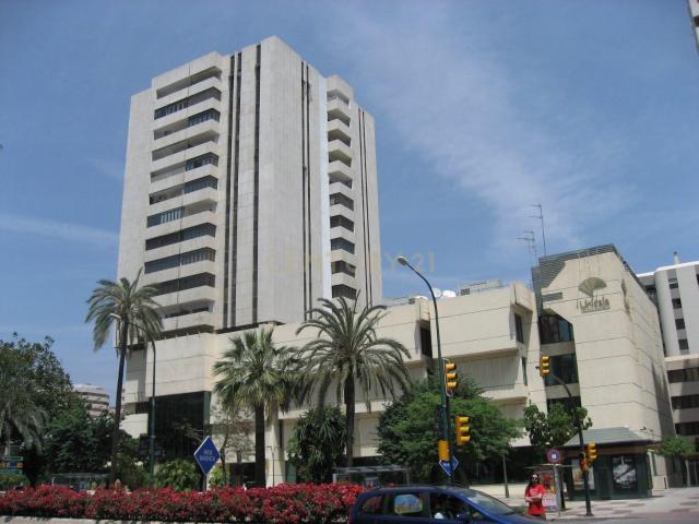 Vivienda de 4 dormitorios con terraza en el emblemático edificio Caja de Málaga en la Avenida de Andalucía