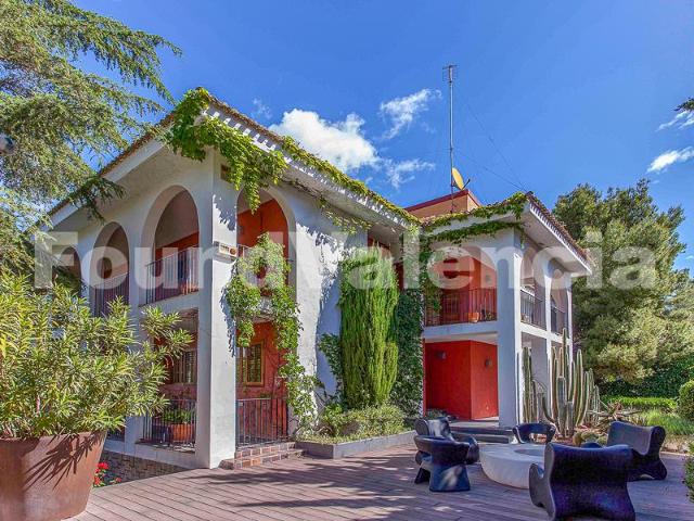Vivienda de 600m2 totalmente reformada en venta en El Bosque, Valencia