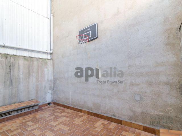 Vivienda de 2 plantas más local comercial en el centro de Lloret de Mar