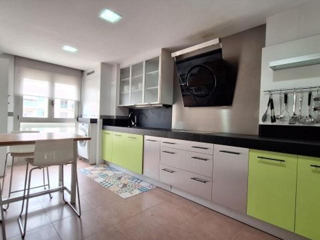 Vivienda de 3 dormitorios con 2 plazas de garaje, trastero y orientación mediodía en Juan Carlos I