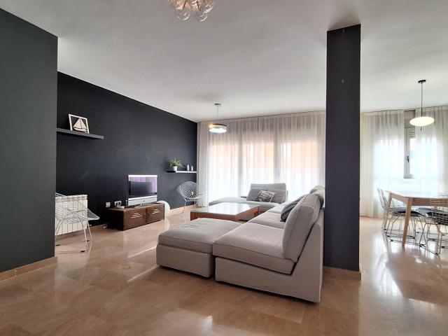 Vivienda de 3 dormitorios con 2 plazas de garaje, trastero y orientación mediodía en Juan Carlos I