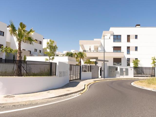 Vivienda de 3 dormitorios con amplia terraza, garaje y excelentes zonas comunes. No te lo pierdas!