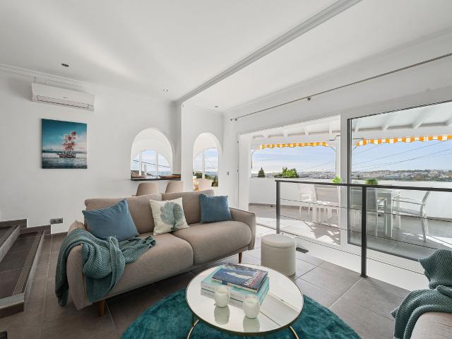 Vivienda de Tres Dormitorios con Vistas al Mar en La Campana