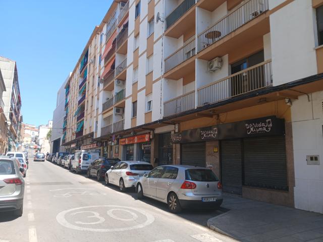 VIVIENDA DE ALQUILER PARA ESTUDIANTES DE CUATRO DORMITORIOS EN LA ZONA DE COLON