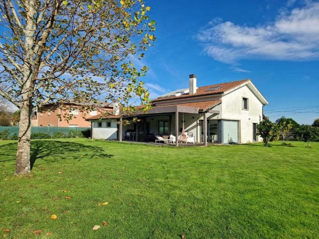 Vivienda de alto standing de 250 m2 en venta Teo, Galicia