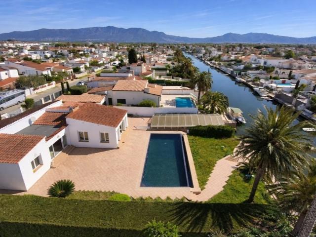 Vivienda de alto standing de 327 m2 en venta Empuriabrava, España