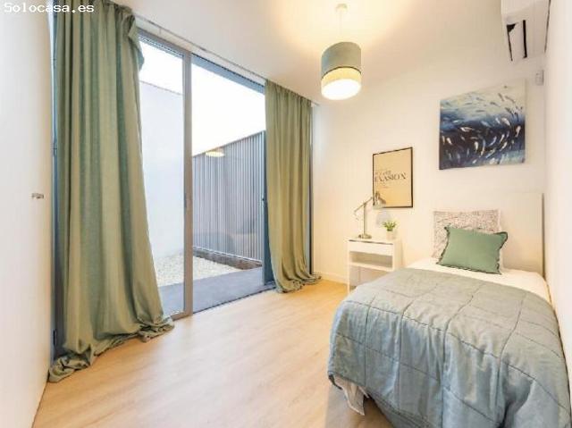 Vivienda de diseño con techos altos, luz natural y piscina en entorno privilegiado