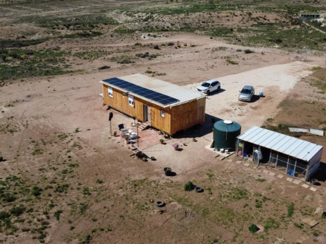 Vivienda de diseño construida con contenedores sobre una parcela de 13.000 m² entre Novelda y Monóvar