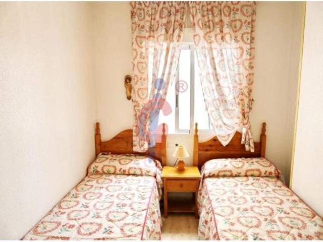 ¡Vivienda de dos dormitorios con piscina comunitaria a 550 metros de Playa Centro, Guardamar del Seg