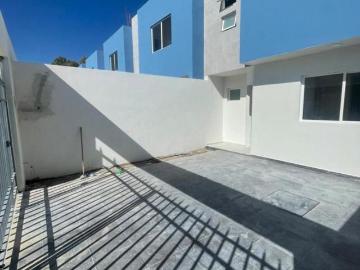 Vivienda de dos niveles con barda perimetral