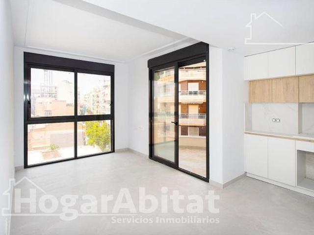 VIVIENDA DE LUJO CON PISCINA, TERRAZA Y BALCÓN CERCA DE LA PLAYA