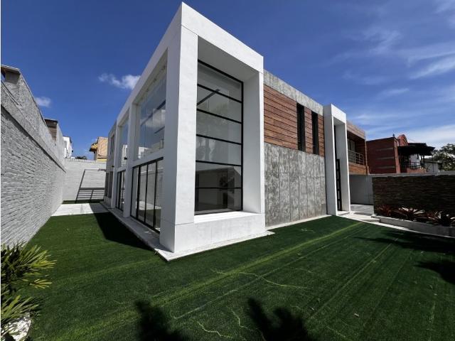 Vivienda de lujo en venta Nueva Caracas, Venezuela
