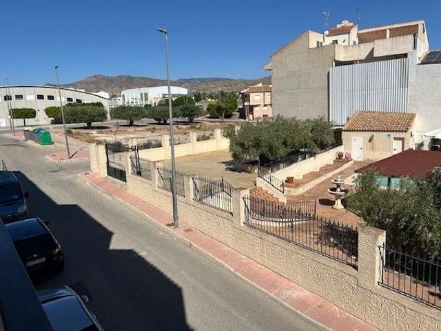 vivienda distribuida en dos plantas consolidada