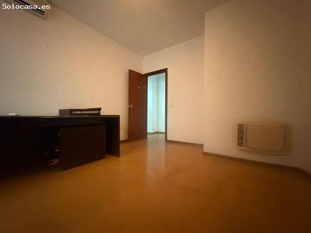 Vivienda en venta en Algeciras Centro, con terraza, ascensor y alto potencial de alquiler