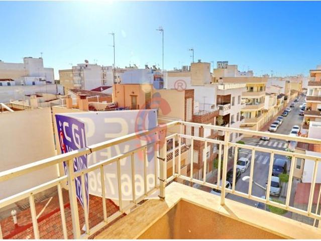 ¡Vivienda en venta para reformar en el centro de Guardamar del Segura!