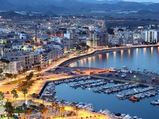 VIVIENDA EN AGUILAS