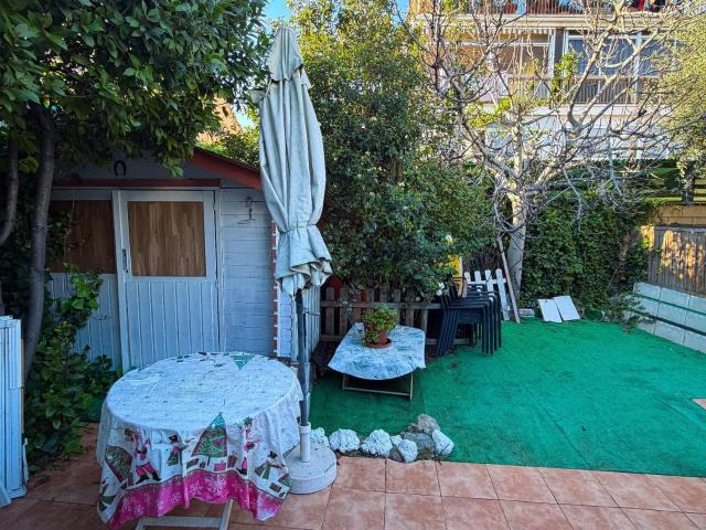 Vivienda en adosado esquinero exclusivo con jardín de 120m2 y chimenea junto al mar ⚓