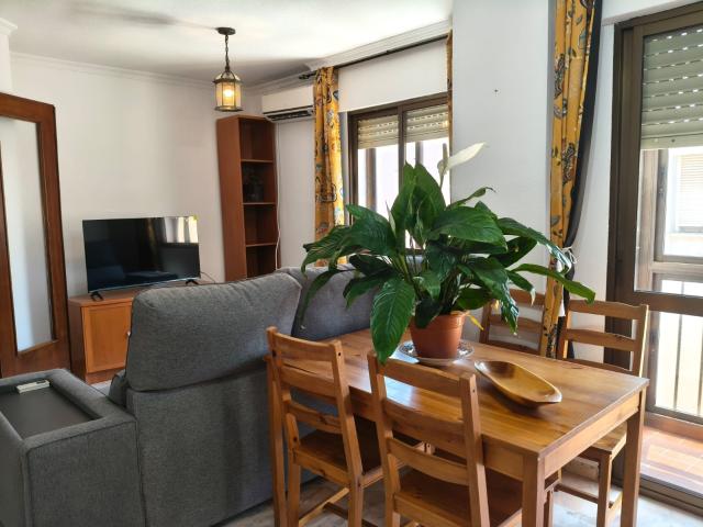 Vivienda en alquiler con terraza, plaza de garaje y trastero en la zona de Los Tilos