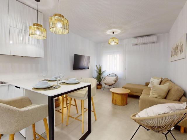 VIVIENDA EN ALQUILER, ESPECIAL PARA ESTUDIANTES, 3 DORMITORIOS, SALÓN COCINA, PATIO Y BAÑO COMPLETO!