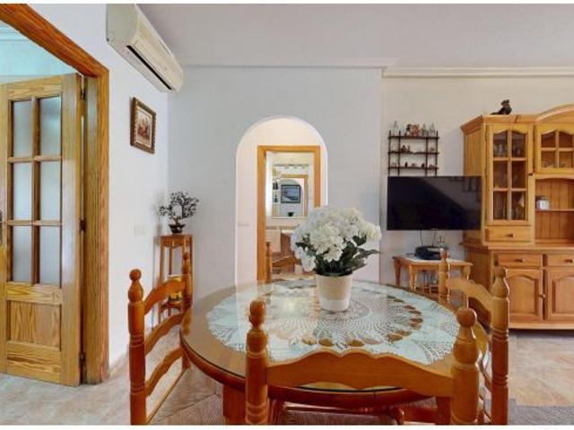 Vivienda en esquina con 4 dormitorios, terraza y gran parcela en Torre de la Horadada