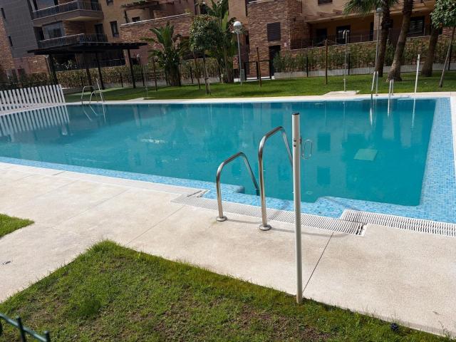 ¡VIVIENDA EN NUEVO ZOCO, CON MAGNÍFICO Y GRAN PATIO PORCHE, PISCINA, COCHERA, TRASTERO!