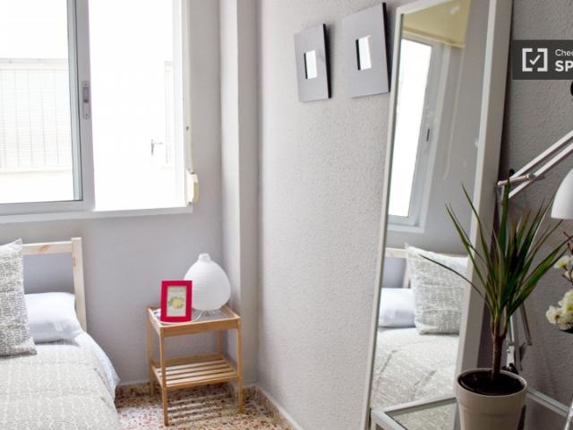 Habitación en piso compartido de 5 habitaciones en L'Amistat, Valencia